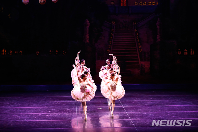 [서울=뉴시스 '돈키호테 3막' 중 '그랑 파드되'(사진=유니버설발레단 제공)2020.06.19 photo@newsis.com 