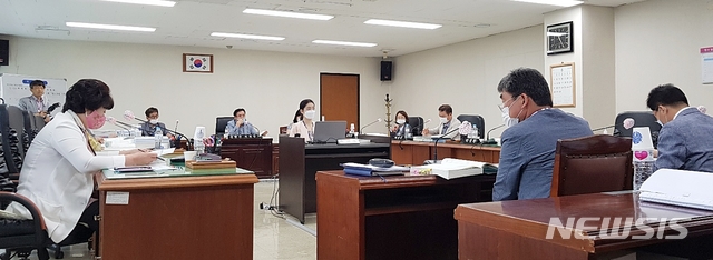 [대구=뉴시스] 이지연 기자 = 19일 오전 대구 달서구의회 문화복지위원회가 달서문화재단을 행정사무감사하고 있다. 2020.06.19 ljy@newsis.com