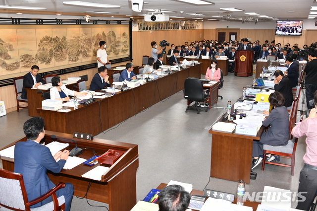 [제주=뉴시스] 양영전 기자 = 19일 오전 제383회 제주특별자치도의회 제1차 정례회 예산결산특별위원회 제1차 회의가 속개되고 있다. 2020.06.19. (사진=제주도의회 제공) 0jeoni@newsis.com