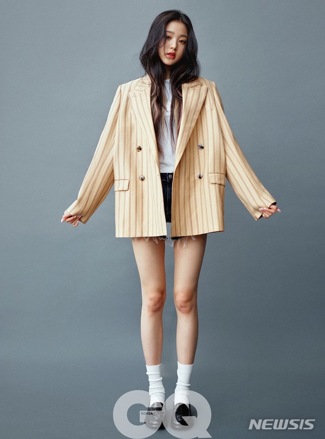 [서울=뉴시스] 그룹 아이즈원(IZ*ONE) 장원영이 19일 지큐 코리아(GQ KOREA)와 함께한 패션 화보를 공개했다. (사진 = 지큐 코리아 7월호) photo@newsis.com 