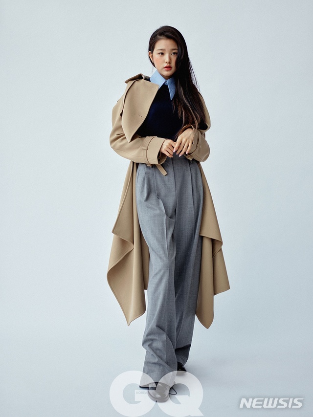 [서울=뉴시스] 그룹 아이즈원(IZ*ONE) 장원영이 19일 지큐 코리아(GQ KOREA)와 함께한 패션 화보를 공개했다. (사진 = 지큐 코리아 7월호) photo@newsis.com 