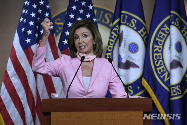 [워싱턴=AP/뉴시스] 낸시 펠로시 미 하원의장(민주당)이 18일(현지시간) 워싱턴DC 국회의사당에서 정례 기자회견을 하고 있다. 2020.6.19.