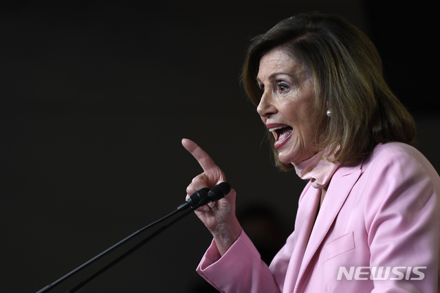 [워싱턴=AP/뉴시스]낸시 펠로시 미 하원의장이 18일(현지시간) 워싱턴 국회의사당에서 정례 브리핑을 하고 있다. 펠로시 의장은 존 볼턴 전 보좌관이 도널드 트럼프 대통령의 자질을 문제 삼은 것과 관련해 이에 동의한다며 "트럼프 대통령은 윤리적으로도 지적으로도 미국의 대통령이 될 준비가 안 돼 있다"라고 말한 것으로 알려졌다. 2020.06.19.