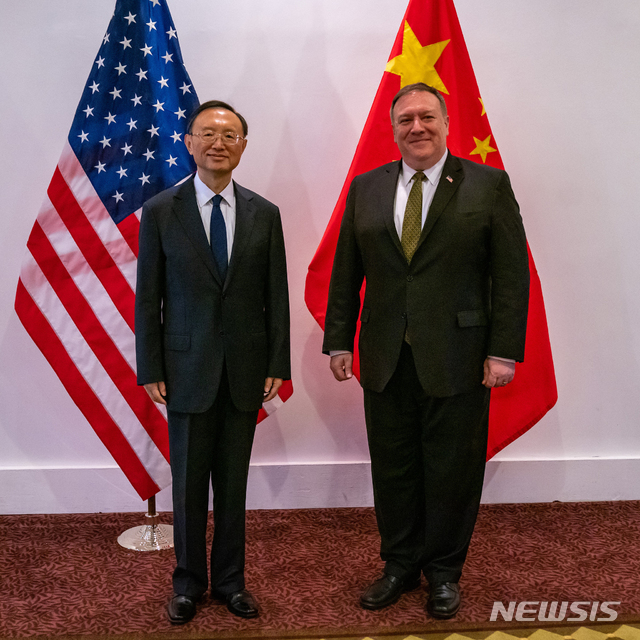 [서울=뉴시스] 추상철 기자 = 마이크 폼페이오 미국 국무장관이 18일(현지시각) 하와이에서 열린 양제츠 중국공산당 정치국원과의 회담 기념촬영 사진을 트위터에 공개했다. 폼페이오 장관은 트위터를 통해 "양제츠 중국공산당 정치국원이 두 나라 간 1단계 무역 합의의 모든 의무사항에 대한 전면 이행을 약속했다"고 전했다. (사진=폼페이오 장관 트위터 캡처) 2020.06.20. photo@newsis.com
