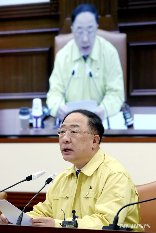 [서울=뉴시스]김명원 기자 = 홍남기 경제부총리 겸 기획재정부 장관이 19일 오전 서울 종로구 정부서울청사에서 열린 제7차 비상경제 중앙대책본부 회의에 참석해 발언하고 있다. 2020.06.19.. photo@newsis.com