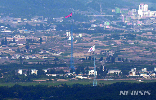 [파주=뉴시스] 이영환 기자 = 19일 오전 경기 파주시 접경지역에서 바라본 서부전선에 대성동 마을의 태극기와 북한 기정동 마을의 인공기가 바람에 펄럭이고 있다. 2020.06.19.&nbsp; 20hwan@newsis.com