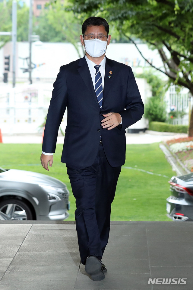 [서울=뉴시스] 이윤청 기자 = 최근 남북관계 악화의 모든 책임을 지고 물러나겠다고 사의를 표명한 김연철 통일부 장관이 19일 서울 종로구 정부서울청사로 출근하고 있다. 2020.06.19.&nbsp; radiohead@newsis.com