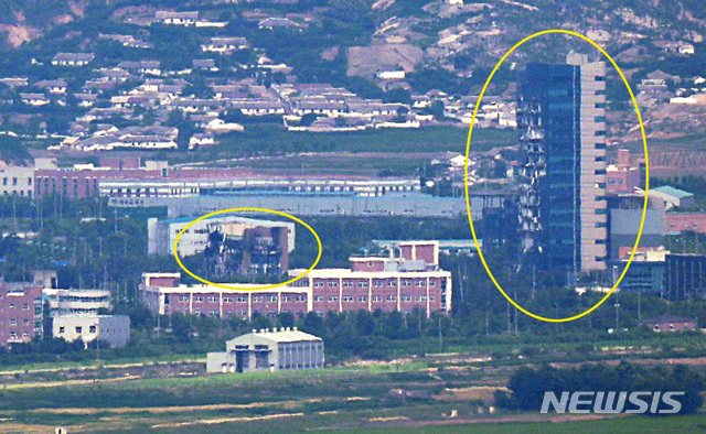 [파주=뉴시스] 이영환 기자 = 19일 오전 경기 파주시 접경지역에서 바라본 개성공단 지역에 지난 16일 폭파된 남북공동연락사무소 청사가 보이고 있다. 2020.06.20. 20hwan@newsis.com