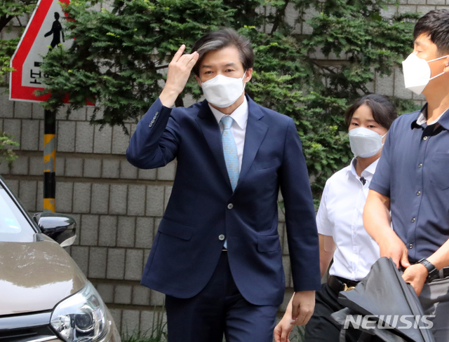 [서울=뉴시스] 전진환 기자 = 가족 비리와 감찰 무마 의혹 사건 등으로 기소된 조국 전 법무부 장관이 지난달 19일 오전 서울 서초구 서울중앙지법에서 열리는 공판에 출석하고 있다. 2020.06.19.&nbsp;&nbsp; amin2@newsis.com