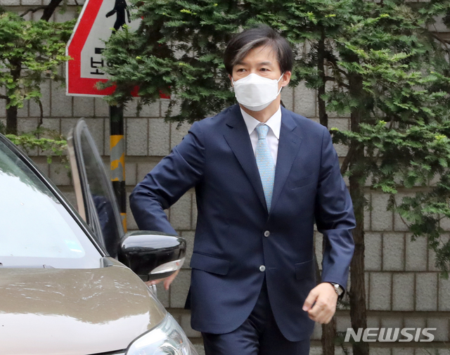 [서울=뉴시스] 전진환 기자 = 가족 비리와 감찰 무마 의혹 사건 등으로 기소된 조국 전 법무부 장관이 19일 오전 서울 서초구 서울중앙지법에서 열리는 공판에 출석하고 있다. 2020.06.19. amin2@newsis.com