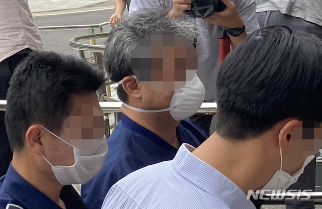 [서울=뉴시스] 이기상 기자 = '라임자산운용(라임) 사태'와 관련 정계 연결 고리 의혹을 받고 있는 이모(왼쪽 두번째) 스타모빌리티 대표이사가 19일 오전 서울 양천구 서울남부지방법원에서 구속 전 피의자 심문(영장실질심사)를 받기 위해 법정으로 들어서고 있다. 2020.06.19.&nbsp; wakeup@newsis.com 