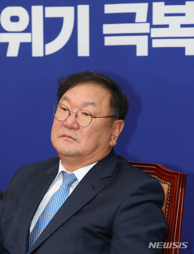 [서울=뉴시스] 장세영 기자 = 김태년 더불어민주당 원내대표가 19일 서울 여의도 국회에서 열린 더불어민주당 최고위원회의에 참석해 생각에 잠겨 있다. 2020.06.19.&nbsp;&nbsp; photothink@newsis.com