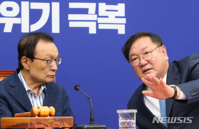 [서울=뉴시스] 장세영 기자 = 더불어민주당 이해찬 대표와 김태년 원내대표가 19일 서울 여의도 국회에서 열린 더불어민주당 최고위원회의에 참석해 의견을 나누고 있다. 2020.06.19. photothink@newsis.com