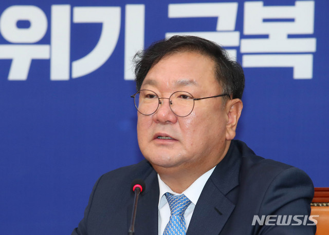[서울=뉴시스] 장세영 기자 = 김태년 더불어민주당 원내대표가 19일 서울 여의도 국회에서 열린 더불어민주당 최고위원회의에 참석해 현안관련 발언을 하고 있다. 2020.06.19. photothink@newsis.com