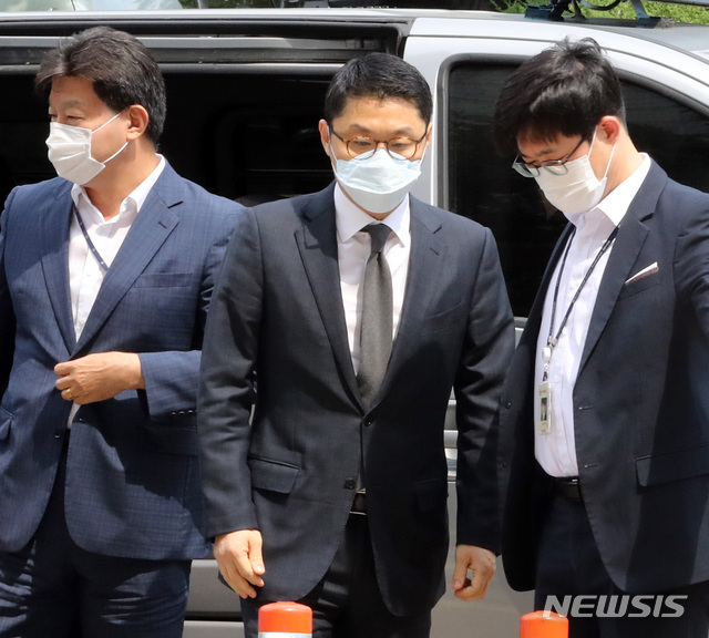 [서울=뉴시스] 전진환 기자 = 특혜 대출 의혹을 받는 유준원 상상인그룹 대표가 지난 19일 오전 영장실질심사를 받기 위해 서울 서초구 서울중앙지법에 도착하고 있다. 2020.06.19. amin2@newsis.com