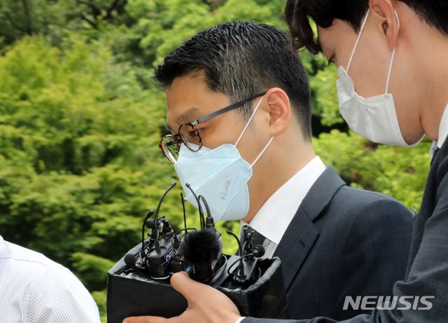 [서울=뉴시스] 전진환 기자 = 특혜 대출 의혹을 받는 유준원 상상인그룹 대표가 지난달 19일 오전 영장실질심사를 받기 위해 서울 서초구 서울중앙지법으로 들어가고 있다. 2020.06.19. amin2@newsis.com