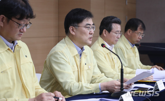 [서울=뉴시스]김명원 기자 = 손병두 금융위원회 부위원장이 19일 오전 서울 종로구 정부서울청사 합동브리핑실에서 비상경제 중앙대책본부 회의 결과를 브리핑하고 있다. 2020.06.19.. kmx1105@newsis.com