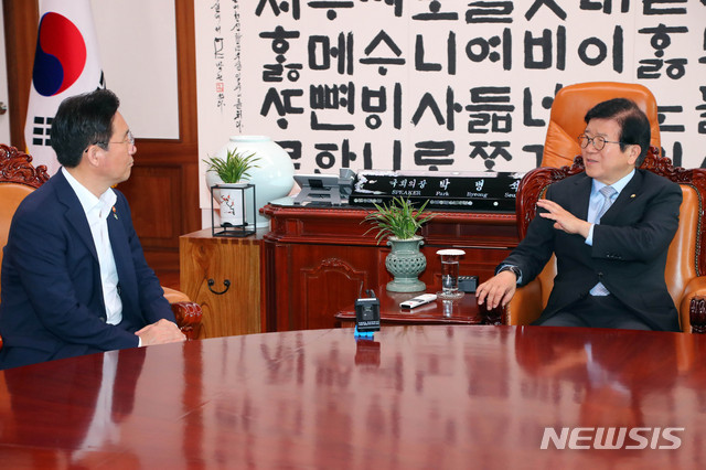 [서울=뉴시스] 장세영 기자 = 박병석 국회의장이 19일 서울 여의도 국회의장실에서 성윤모 산업통상자원부 장관을 접견, 인사말을 하고 있다. 2020.06.19. photothink@newsis.com