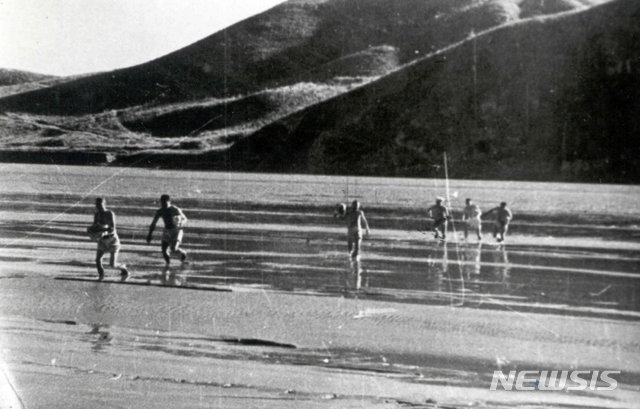 [서울=뉴시스] 1948년 8월 21일부터 6일간 해주에서 열리는 ‘남조선인민대표자대회’에 참석하기 위해 선출된 대의원들이 임진강을 건너고 있다. (사진=미디어한국학 제공) 2020.06.21. photo@newsis.com