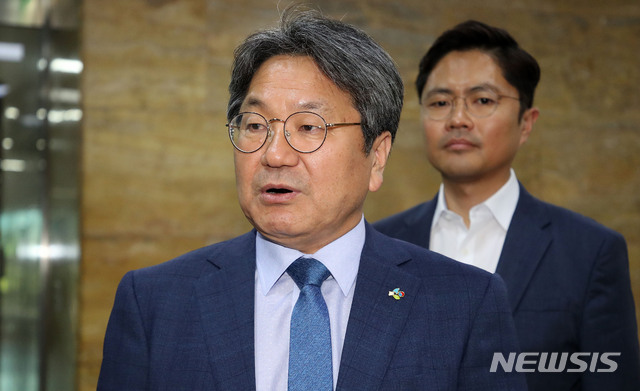 [서울=뉴시스]김선웅 기자 = 강기정 청와대 정무수석이 19일 서울 여의도 국회에서 추경과 관련해 김태년 더불어민주당 원내대표를 만난 후 국회를 나서고 있다. 2020.06.19.&nbsp; mangusta@newsis.com