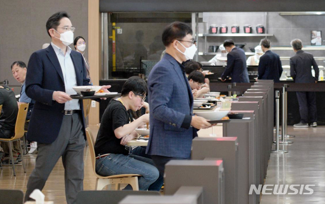 [서울=뉴시스]이재용 삼성전자 부회장이 19일 경기도 삼성전자 화성사업장을 방문해 구내식당에서 점심을 먹기 위해 이동하고 있다. (사진=삼성전자 제공) 2020.06.19.&nbsp; photo@newsis.com