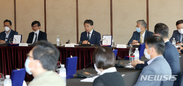 [서울=뉴시스] 전진환 기자 = 박능후 보건복지부장관이 지난 19일 오후 코로나19 생활치료센터 협력병원 간담회가 열린 서울 중구 웨스턴조선호텔에서 인사말을 하고 있다. 2020.06.19.. amin2@newsis.com