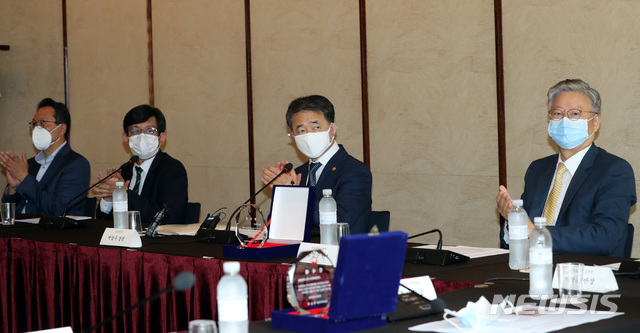 [서울=뉴시스] 전진환 기자 = 박능후 보건복지부장관이 19일 오후 코로나19 생활치료센터 협력병원 간담회가 열린 서울 중구 웨스턴조선호텔에서 박수치고 있다. 2020.06.19.&nbsp;&nbsp; amin2@newsis.com