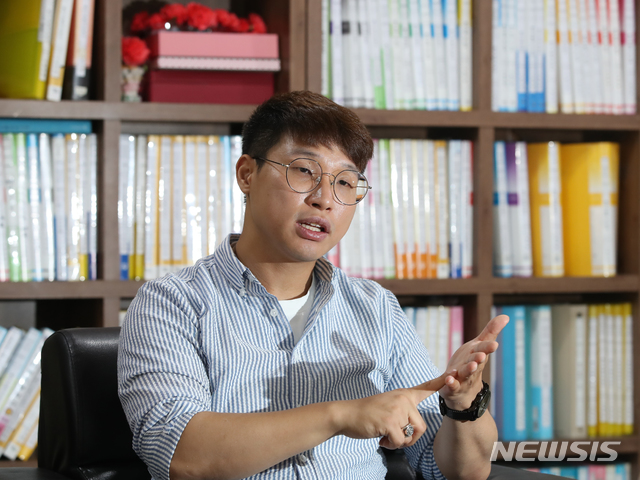 [경기 광주=뉴시스] 조수정 기자 = 나눔의 집 후원금 집행문제 등을 직원들과 함께 내부고발한 공익제보자 김대월 나눔의 집 역사관 학예실장이 17일 오전 경기 광주시 퇴촌면 나눔의집에서 뉴시스와 인터뷰 하고 있다.김 실장 뒤 책꽂이에는 위안부 피해 할머니들에게 후원자들이 보낸 편지와 꽃 등이 꽃혀 있다. 2020.06.20. chocrystal@newsis.com