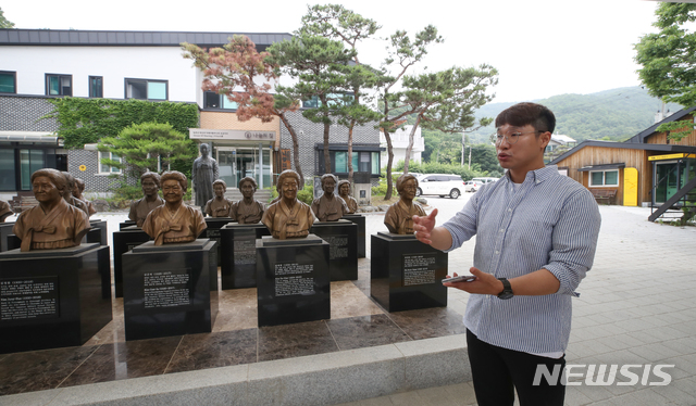 [경기 광주=뉴시스] 조수정 기자 = 나눔의 집 후원금 집행문제 등을 직원들과 함께 내부고발한 공익제보자 김대월 나눔의 집 역사관 학예실장이 지난 17일 오전 경기 광주시 퇴촌면 나눔의집에서 뉴시스와 인터뷰 하고 있다. 2020.06.20. chocrystal@newsis.com