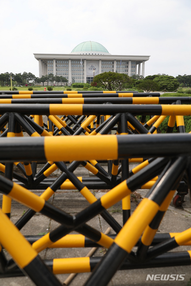 [서울=뉴시스]김선웅 기자 = 박병석 국회의장이 19일 오후에 열릴 예정이었던 본회의를 연기한다고 밝혔다. 이날 열릴 본회의에서는 나머지 12개 상임위원장을 선출할 예정이었다. 박 의장은 여야가 적극적으로 원 구성을 합의해 줄 것을 요청했다. 본회의가 취소된 19일 오후 서울 여의도 국회의사당의 모습이 보이고 있다. 2020.06.19. mangusta@newsis.com