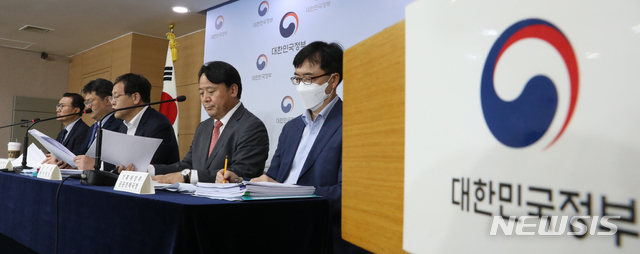 [서울=뉴시스]김명원 기자 = 안일환 기획재정부 2차관이 19일 서울 종로구 정부서울청사 합동브리핑실에서 2019년도 공공기관 경영평가 결과를 브리핑 하고 있다.&nbsp; 2020.06.19. kmx1105@newsis.com