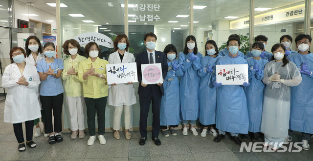 [서울=뉴시스]김강립 보건복지부 차관이 19일 대구 북구 선별진료소를 방문해 의료진 및 직원들과 기념촬영을 하고 있다. (사진=보건복지부 제공) 2020.06.19.&nbsp; photo@newsis.com