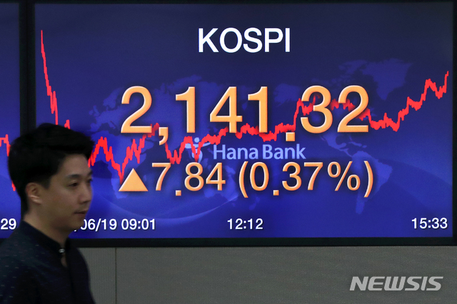 [서울=뉴시스]이윤청 기자 =&nbsp; 서울 중구 하나은행 딜링룸에서 직원들이 업무를 보고 있다. 2020.06.19. radiohead@newsis.com