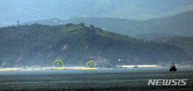 [연평도=뉴시스]최진석 기자 = 북한의 잇따른 도발로 접경지역에 긴장감이 감돌고 있는 19일 인천 옹진군 연평도에서 바라본 북한 개머리해안 해안포 포문이 열려 있다. 2020.06.19. myjs@newsis.com