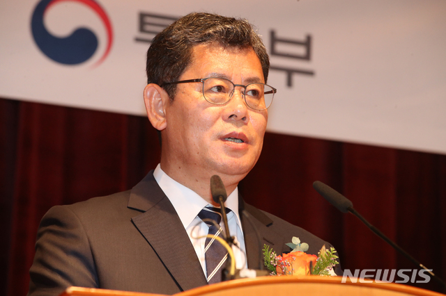 [서울=뉴시스]김명원 기자 = 김연철 통일부 장관이 19일 서울 종로구 정부서울청사 별관에서 열린 퇴임식에 참석해 소회를 밝히고 있다. 2020.06.19. kmx1105@newsis.com