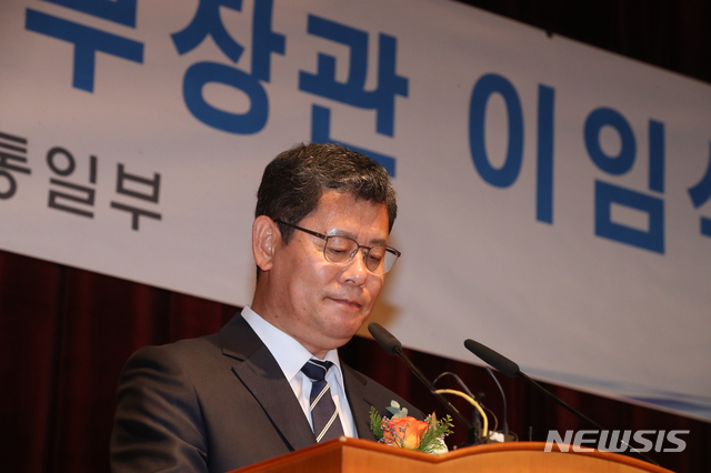 [서울=뉴시스]김명원 기자 = 김연철 통일부 장관이 19일 서울 종로구 정부서울청사 별관에서 열린 퇴임식에 참석해 소회를 밝히고 있다. 2020.06.19. kmx1105@newsis.com