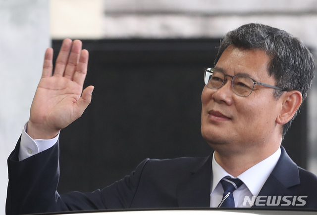 [서울=뉴시스]김명원 기자 = 김연철 통일부 장관이 19일 서울 종로구 정부서울청사 별관에서 열린 퇴임식을 마치고 차량에 탑승 전 손인사를 하고 있다. 2020.06.19. kmx1105@newsis.com