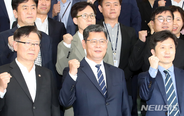 [서울=뉴시스]김명원 기자 = 김연철 통일부 장관이 19일 서울 종로구 정부서울청사 별관에서 열린 퇴임식을 마치고 통일부 직원들과 기념촬영을 하고 있다. 2020.06.19. kmx1105@newsis.com