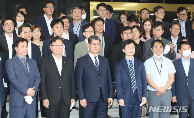 [서울=뉴시스]김명원 기자 = 김연철 통일부 장관이 19일 서울 종로구 정부서울청사 별관에서 열린 퇴임식을 마치고 통일부 직원들과 기념촬영을 하고 있다. 2020.06.19. kmx1105@newsis.com