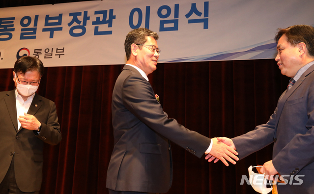 [서울=뉴시스]김명원 기자 = 김연철 통일부 장관이 19일 서울 종로구 정부서울청사 별관에서 열린 퇴임식에 참석해 통일부 직원들과 인사를 하고 있다. 2020.06.19. kmx1105@newsis.com