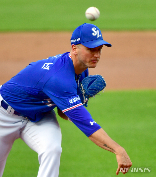 [광주=뉴시스] 류형근 기자 = 19일 오후 광주 북구 광주-기아챔피언스필드에서 열린 2020프로야구 KIA 타이거즈 대 삼성 라이온스의 경기, 1회말 무사에서 삼성 선발투수 뷰캐넌이 역투하고 있다. 2020.06.19. hgryu77@newsis.com