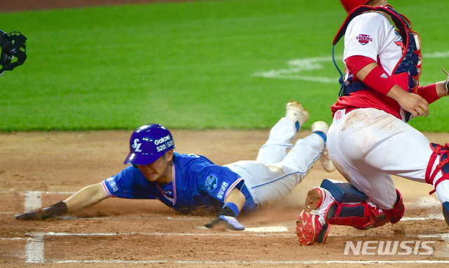 [광주=뉴시스] 류형근 기자 = 19일 오후 광주 북구 광주-기아챔피언스필드에서 열린 2020프로야구 KIA 타이거즈 대 삼성 라이온스의 경기, 6회초 1사 2, 3루에서 삼성 3루주자 김지찬이 9번타자 박해민의 땅볼을 틈타 득점하고 있다. 2020.06.19. hgryu77@newsis.com