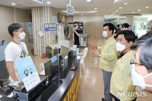 [대전=뉴시스]조명휘 기자 = 허태정 대전시장이 20일 황인호 동구청장 등과 함께 용운국제수영장을 찾아 코로나19 확산에 따른 방역과 시설폐쇄여부를 점검하고 있다. (사진= 대전시 제공). 2020.06.20.   photo@newsis.com