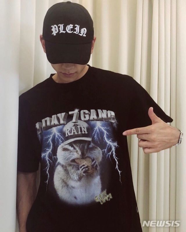 [서울=뉴시스] 비가 20일 깡 티셔츠를 입은 사진을 공개했다. (사진=비 인스타그램) photo@newsis.com