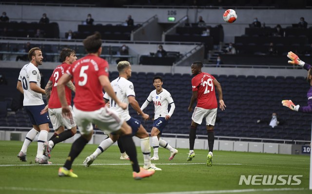 [런던=AP/뉴시스] 4개월 만에 그라운드로 돌아온 '손세이셔널' 손흥민(28·토트넘)이 맨체스터 유나이티드(맨유)와의 2019~2020시즌 재개 첫 경기에서 선발로 나와 풀타임을 소화했지만, 기대했던 공격 포인트를 올리진 못했다. 2020.06.19. 