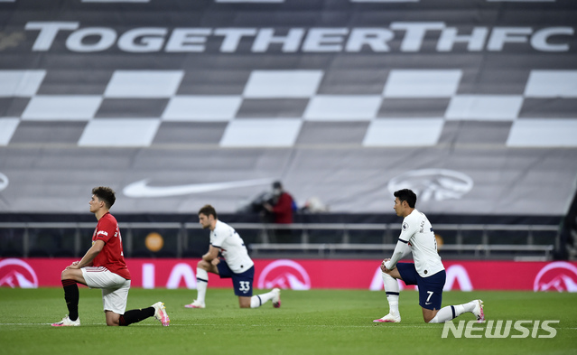 [런던=AP/뉴시스]손흥민(오른쪽)을 비롯한 양팀 선수들이 19일(현지시간) 영국 런던의 토트넘 홋스퍼 스타디움에서 열리는 2019-2020 잉글리시 프리미어리그(EPL) 30라운드 맨체스터 유나이티드와의 경기에 앞서 무릎을 꿇고 'BLM'(흑인 생명도 소중하다) 운동에 지지를 보내고 있다. 토트넘은 전반 27분 스테번 베르흐베인의 선제골로 앞서가다 후반 브루노 페르난데스에게 PK를 내주며 1-1 무승부를 기록했다. 2020.06.20.