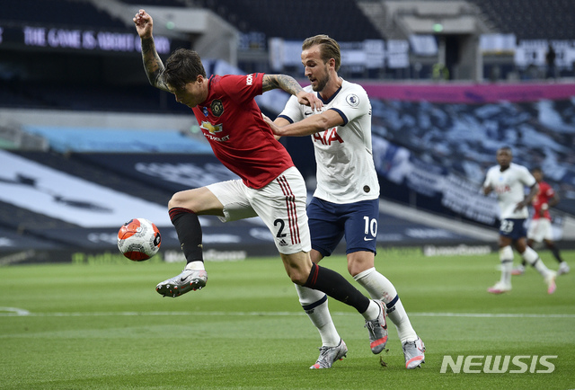 [런던=AP/뉴시스] 토트넘 골잡이 해리 케인이 영국 매체로부터 혹평을 받았다. 2020.06.19. 
