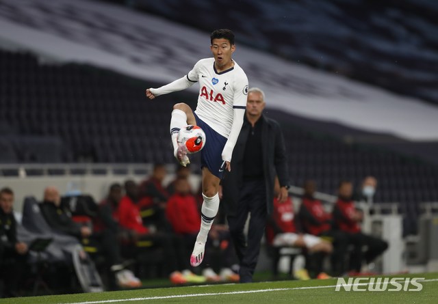 [런던=AP/뉴시스] 4개월 만에 그라운드로 돌아온 '손세이셔널' 손흥민(28·토트넘)이 맨체스터 유나이티드(맨유)와의 2019~2020시즌 재개 첫 경기에서 선발로 나와 풀타임을 소화했지만, 기대했던 공격 포인트를 올리진 못했다. 2020.06.19. 