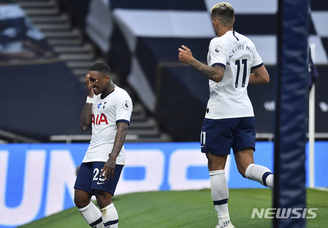 [런던=AP/뉴시스] 토트넘 공격수 스테번 베르흐베인이 맨유전에서 선제골을 넣었다. 2020.06.19. 