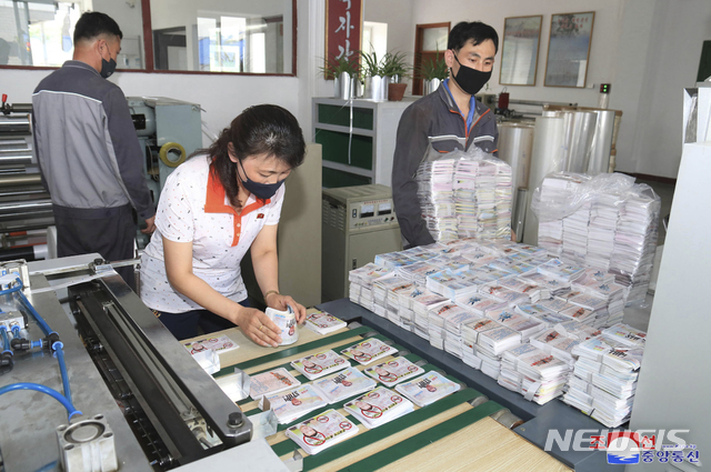[평양=AP/뉴시스]20일 북한 조선중앙통신이 대규모 대남삐라(전단) 살포를 위한 준비를 본격적으로 추진 중이라고 보도했다. 2020.06.22. 